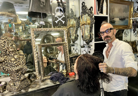 Ambiance gothique : chez Giovanni M', un salon de coiffure pas comme les autres